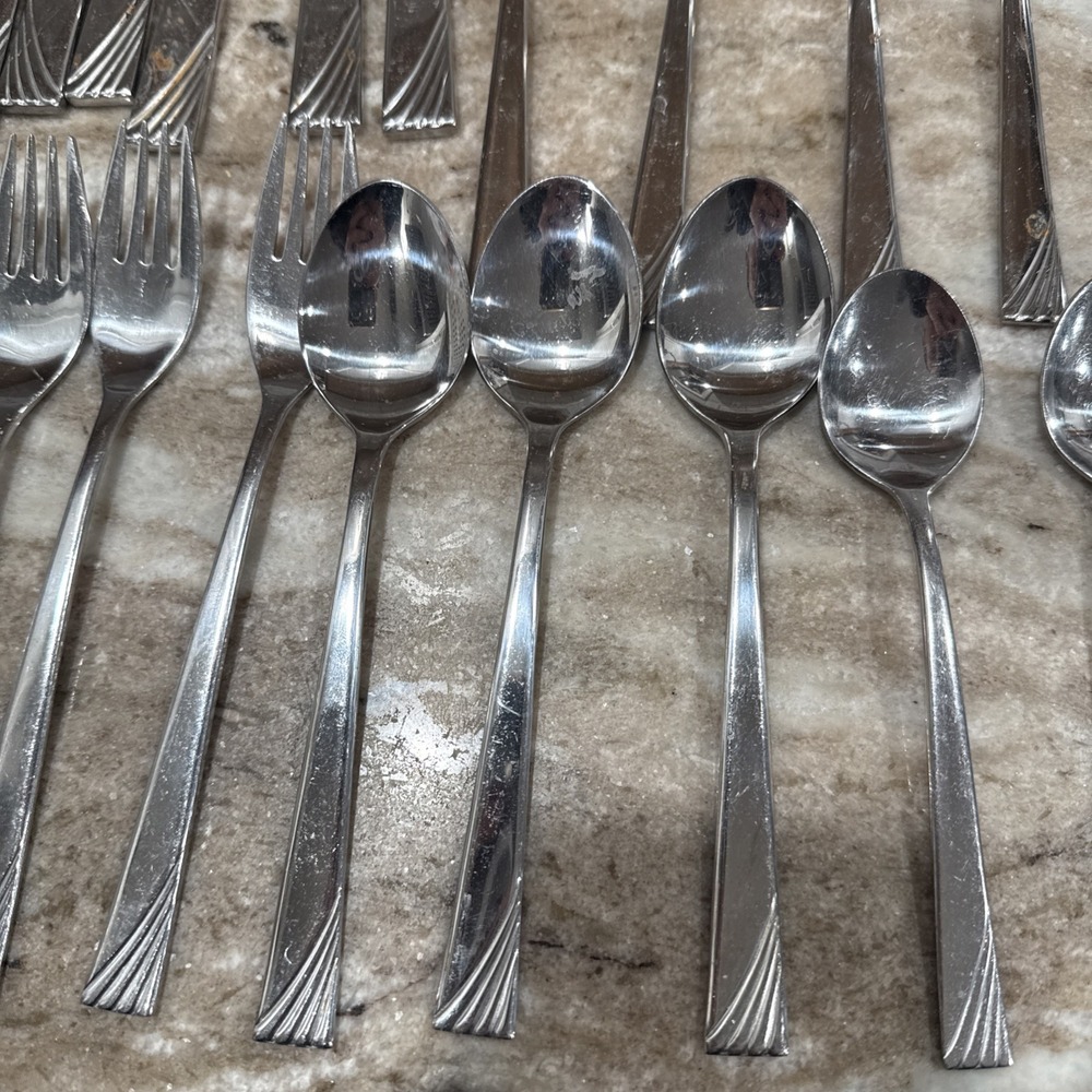 Reed & Barton Select Canaveral Stainless Flatware 35 Pc Lot Knives Forks Spoons - Picture 4 of 16